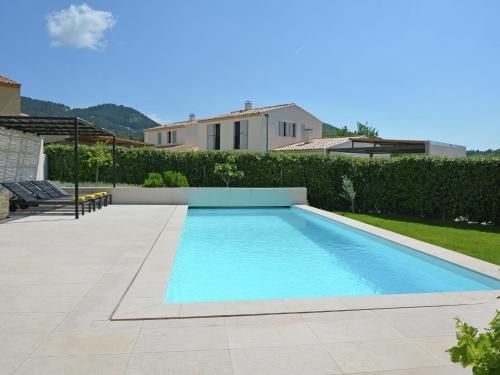 Vibrant Villa in Malauc ne with Private Garden