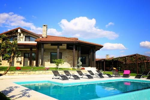 Heaven Hills Villa