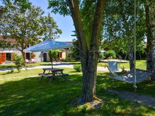Beautiful Cottage in Frontenay sur Dive with Private Terrace