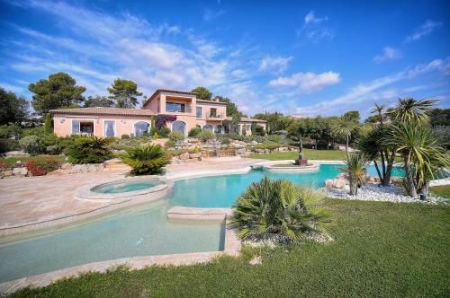 Suites de Prestige JACUZZI SAUNA HAMMAM PISCINE Mougins Cannes Grasse