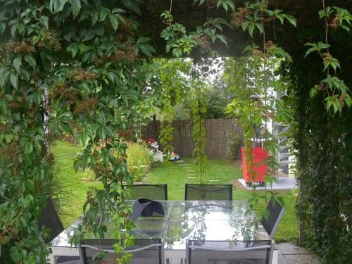 Quaint Holiday Home in Saint Quirin with hot tub nice view