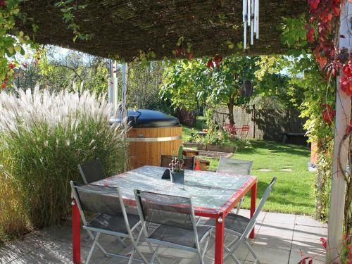 Quaint Holiday Home in Saint Quirin with hot tub nice view