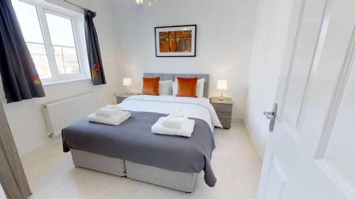 StayZo Cole Green Lane Accommodation- FREE Parking