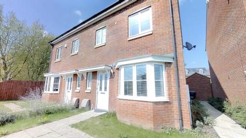 StayZo Cole Green Lane Accommodation- FREE Parking