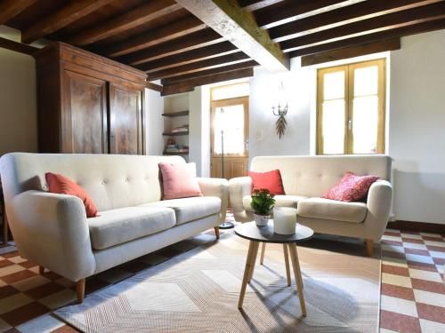 Authentic Holiday Home in Burgundy with Large Swimming Pool