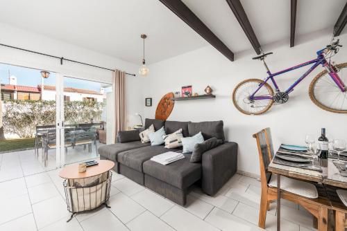 Cosy refurbished garden Apt for 4 with pool and BBQ, only 150m from the beach