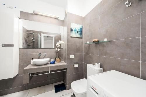 Cosy refurbished garden Apt for 4 with pool and BBQ, only 150m from the beach