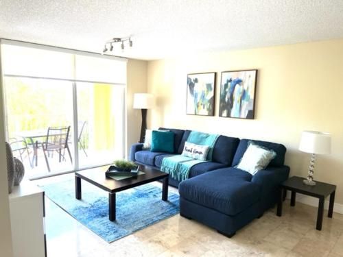 Renovated 2/2 Unit at Yacht Club/Aventura