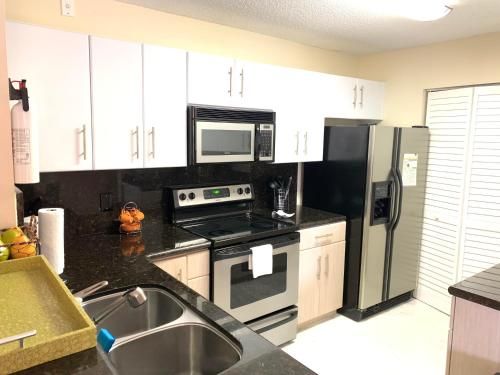 Renovated 2/2 Unit at Yacht Club/Aventura