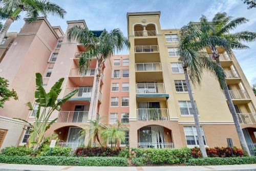 Renovated 2/2 Unit at Yacht Club/Aventura