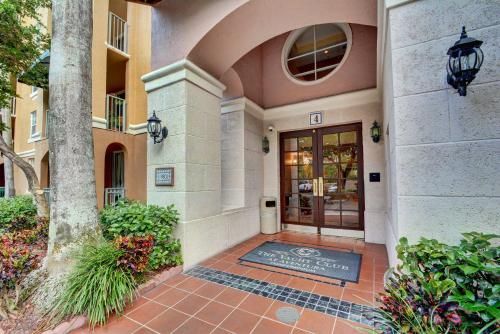 Renovated 2/2 Unit at Yacht Club/Aventura