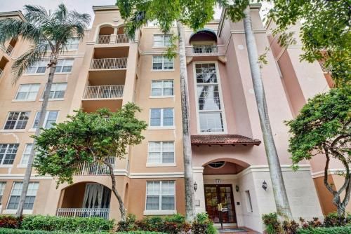 Renovated 2/2 Unit at Yacht Club/Aventura