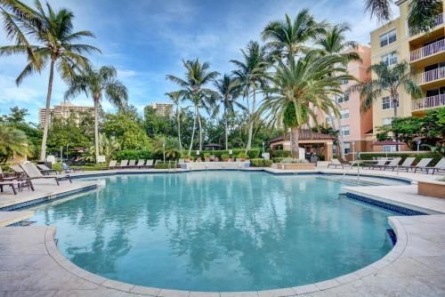 Renovated 2/2 Unit at Yacht Club/Aventura