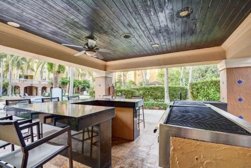 Renovated 2/2 Unit at Yacht Club/Aventura