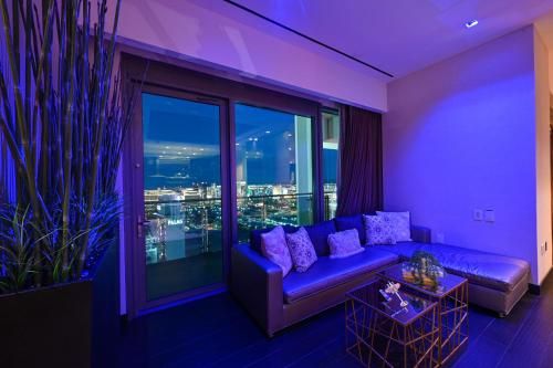 StripViewSuites Penthouse with Hot Tub on Balcony