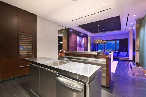 StripViewSuites Penthouse with Hot Tub on Balcony