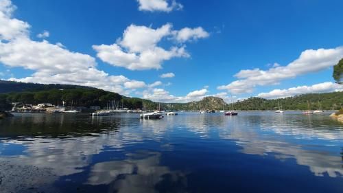 Stylish Lakeside Apartment 1 hour from Madrid Pantano de San Juan
