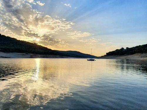 Stylish Lakeside Apartment 1 hour from Madrid Pantano de San Juan