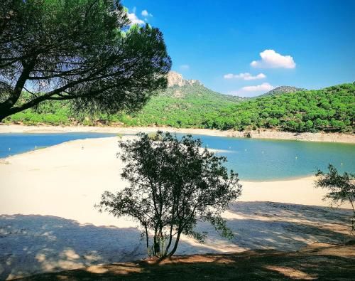 Stylish Lakeside Apartment 1 hour from Madrid Pantano de San Juan