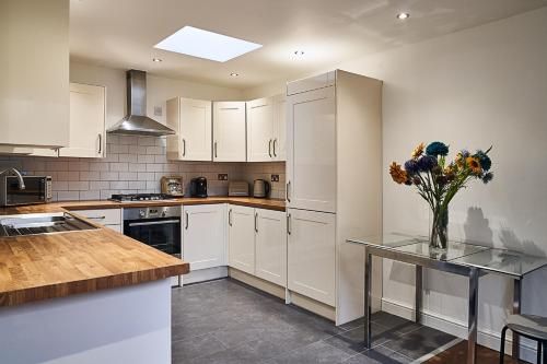 Deluxe Town Center Apartment