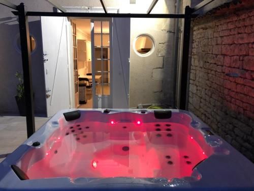 Villa Donna jacuzzi jardin billard centre la Brèche