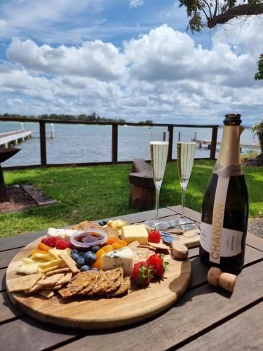 Serenity by the Lake - Romantic Waterfront Couple's Getaway