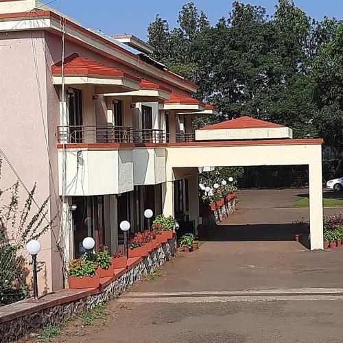 The Dhanhills - a valley view hotel in panchgani