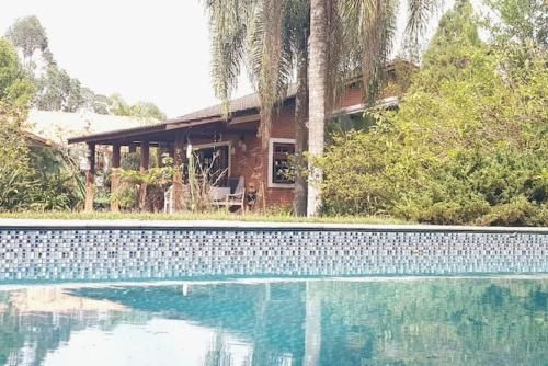 LINDA CHACARA EM CONDOM 30 MIN DE SP piscina climatizada, churrasqueira, wifi, 5 quartos, amplo jardim