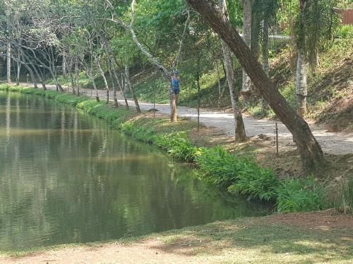 LINDA CHACARA EM CONDOM 30 MIN DE SP piscina climatizada, churrasqueira, wifi, 5 quartos, amplo jardim