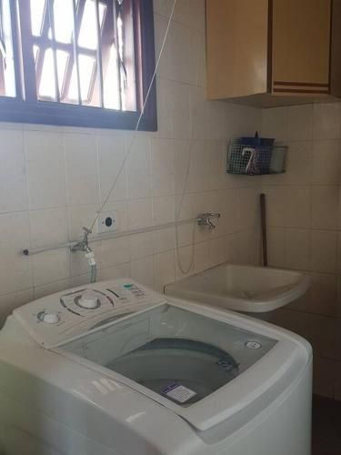 LINDA CHACARA EM CONDOM 30 MIN DE SP piscina climatizada, churrasqueira, wifi, 5 quartos, amplo jardim