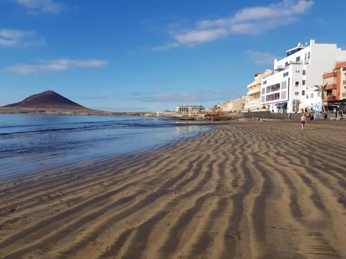 alquilaencanarias El Medano Pika, center and beach