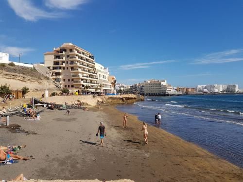 alquilaencanarias El Medano Pika, center and beach