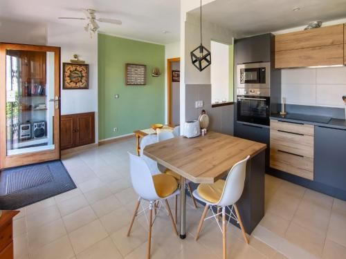 Delightul Holiday Home in St Pere Pescador with Terrace