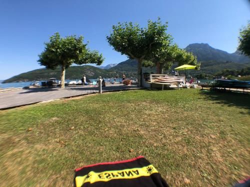 Logement atypique avec vue unique panoramique sur le lac d’Annecy, dans une résidence avec plage et ponton privée sur la commune de Duingt (Rive gauche du lac).