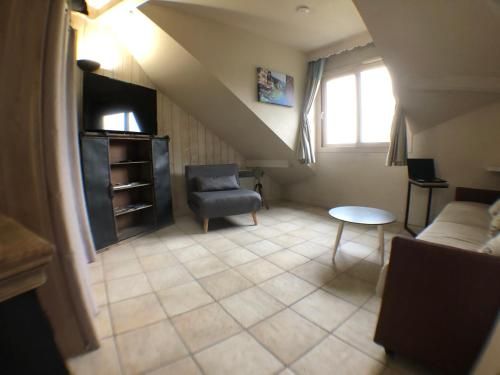Logement atypique avec vue unique panoramique sur le lac d’Annecy, dans une résidence avec plage et ponton privée sur la commune de Duingt (Rive gauche du lac).