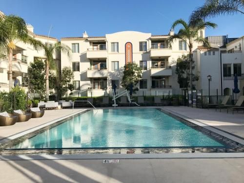 "Resort Style amenities walk to UCLA" w Pool & Parking B2