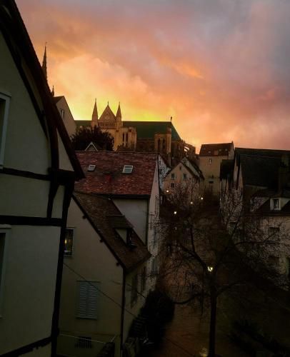 Ecuyer de la Reine Berthe : city center and view on the Cathedral