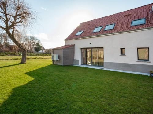 Vintage Holiday Home in Escalles with Garden