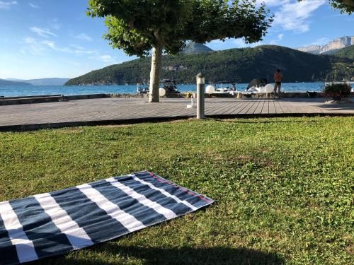 Au bord du lac d’Annecy, logement type Loft, dans résidence avec plage et ponton privée