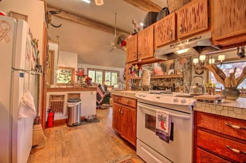 Riverfront Getaway with Treehouse, Kayaks and Deck!