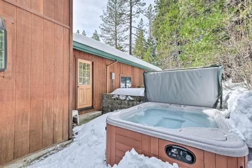 Peaceful Arnold Home with Hot Tub-Mins to Bear Valley