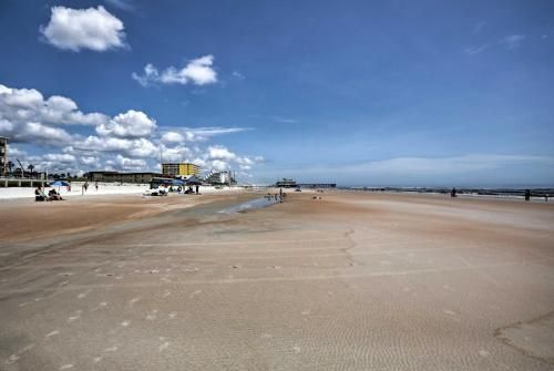 Luxurious Daytona Beach Condo with Resort Amenities!