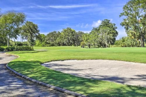 Large Tampa-Area Condo with Golf Course Access!
