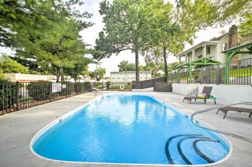 Branson Cottage with Pool Access about 10 Min to Downtown