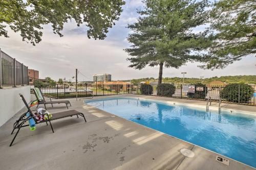 Cozy Cottage with Pool Access in Downtown Branson!