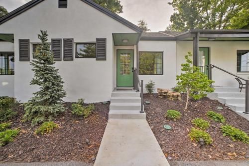 Cozy Cottage with Pool Access in Downtown Branson!