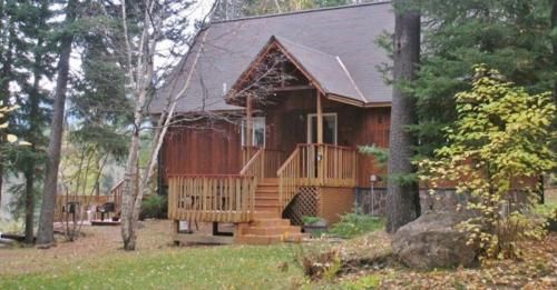 Riverfront Hungry Horse House - Large Deck and Canoe