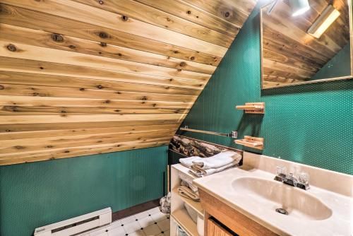 Riverfront Hungry Horse House - Large Deck and Canoe