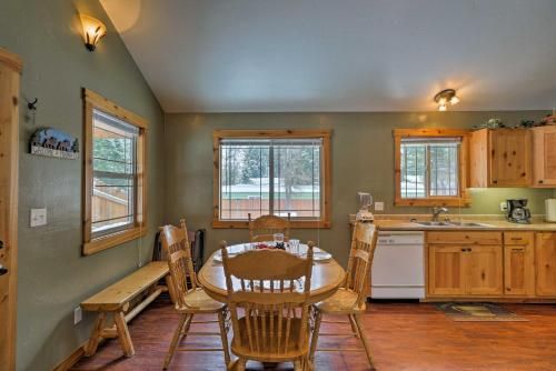 Hungry Horse Cabin with Patio and Fire Pit-Near Glacier