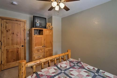 Hungry Horse Cabin with Patio and Fire Pit-Near Glacier